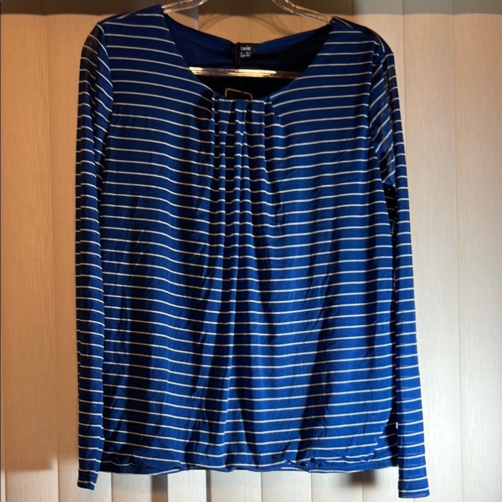 Woman, blouse Blue and white